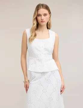 Top de mujer de bordado inglés con peplum ajuste regular con peplum en el bajo cierre frontal con botones - Motivi - FashionsVida