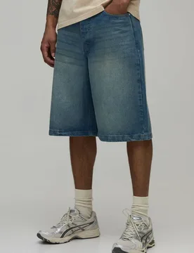 Herren Basic Entspannt Geschnittene Jeans Hosen-Shorts Antique Blue Größe 32 - boohooMAN - FashionsVida