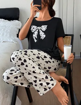 Conjunto de pijama casual para mujer con cuello redondo y manga corta con estampado de lazo y corazón - Shein - FashionsVida