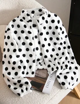 Este abrigo de felpa para niñas presenta lunares negros sobre una base blanca con un estilo retro y juguetón. El diseño corto con cremallera y cuel - Shein - FashionsVida