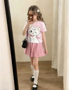 Conjunto de camiseta de punto de manga corta con cuello redondo y estampado de lazo de gatito dulce y lindo + falda mini plisada de unicolor para niñ - Shein - FashionsVida