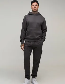 Herren Großer Kastenförmiger Kapuzen-Cargo-Trainingsanzug Charcoal Größe 2XL - boohooMAN - FashionsVida