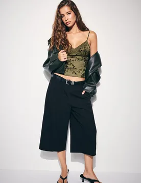 Eng anliegendes Top mit Beflockung und Spitze Khaki XL - Stradivarius - FashionsVida