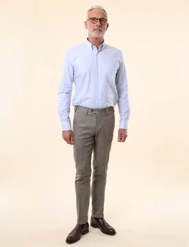 Pantalón chino de hombre soft slim en marrón - Wickett Jones - FashionsVida