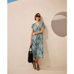 Vestido con cuello de pico