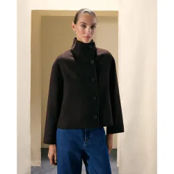 Abrigo de mujer corto con cuello chimenea