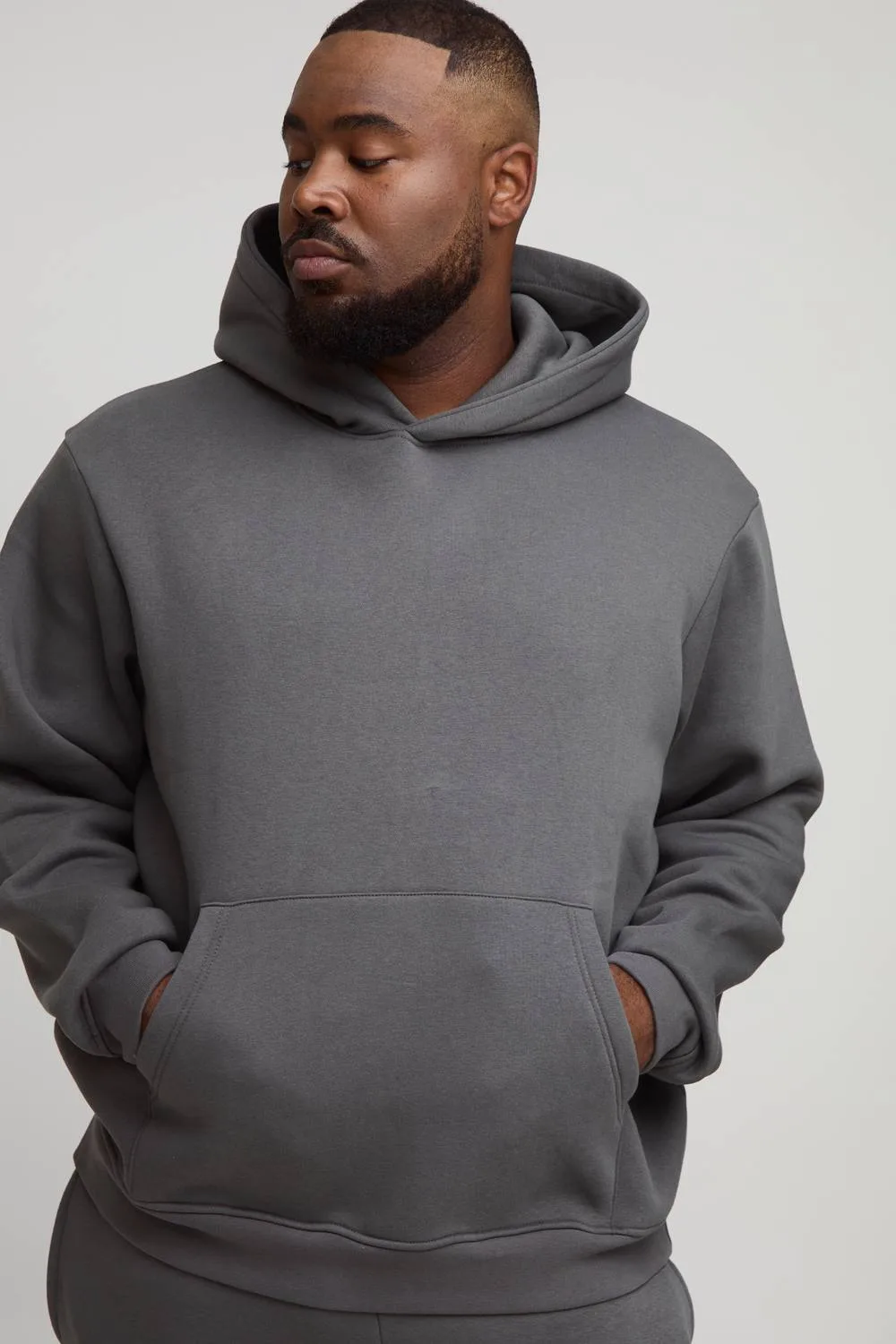 Herren Plus Basic Regular Fit Kapuzenpullover zum Überziehen Charcoal Größe 3XL - boohooMAN - FashionsVida