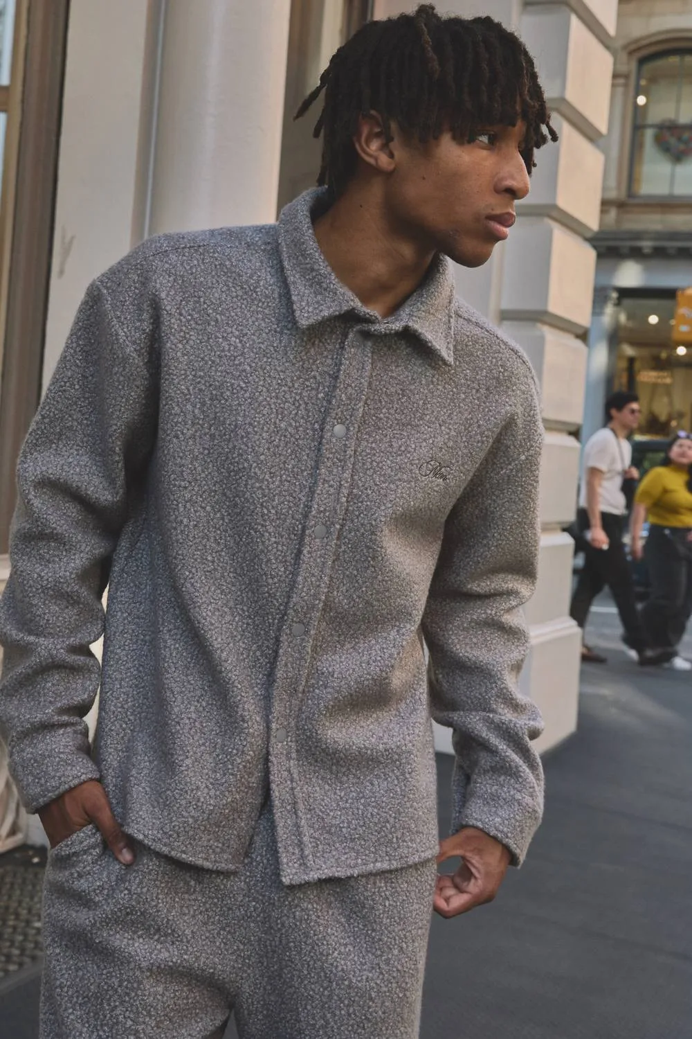 Herren Regular Fit Gebürstetes Overhemd Grey Größe Medium - boohooMAN - FashionsVida