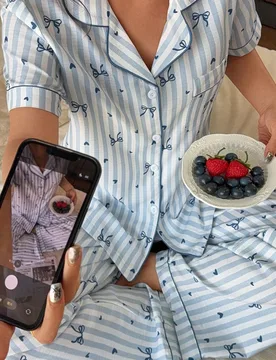 Conjunto de pijama de pantalón y blusa de manga corta con cuello clásico, lazo en forma de corazón y rayas para mujer - Shein - FashionsVida