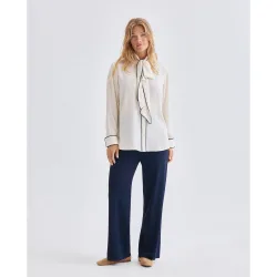 Blusa de mujer con lazada en el cuello