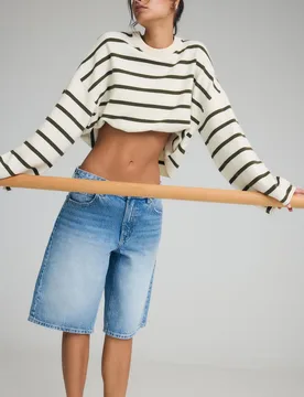Baggy-Jeans-Bermudas MITTELBLAUER WASHED-LOOK IM HELLEN JEANSBLAU 38 - Stradivarius - FashionsVida