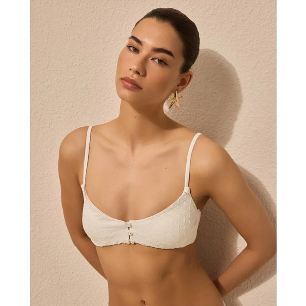 Top de bikini con bordado y detalle de botones - Énfasis - FashionsVida
