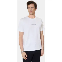 Camiseta con logotipo recortado