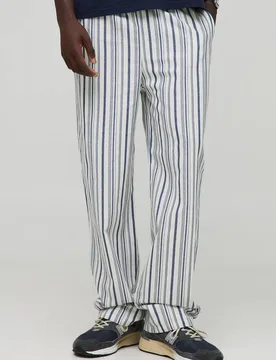 Herren Hose mit elastischem Bund in entspannter Passform mit Streifen in Leinen-Optik Blue Größe Small - boohooMAN - FashionsVida