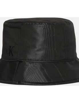 Sombrero en brillante con logo bordado - Calvin Klein - FashionsVida