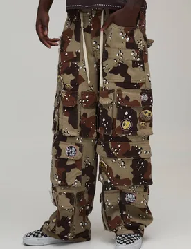 Herren Super Weite Cargohose Mit Tarnmuster, Abzeichen Und Mehreren Taschen Taupe Größe 30 - boohooMAN - FashionsVida