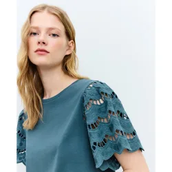 Camiseta de mujer con manga bordada