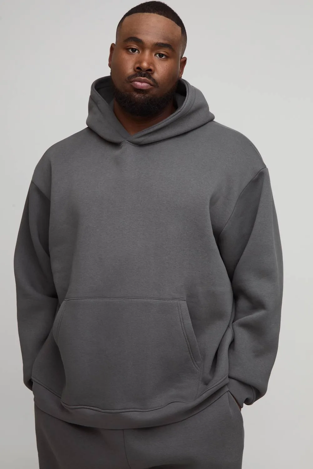 Herren Plus Basic Oversized Kapuzenpullover zum Überziehen Charcoal Größe 2XL - boohooMAN - FashionsVida