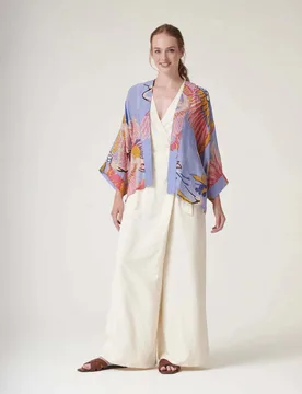 Kimono corto color pervinca in modal e cupro con stampa gru rosa e arancione - One Hundred Stars - FashionsVida