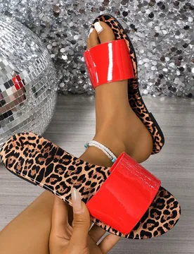 Sandalias planas tipo slip-on con estampado de leopardo para mujer, cómodas y casuales, pantuflas rojas de moda, sandalias de verano ligeras - Shein - FashionsVida