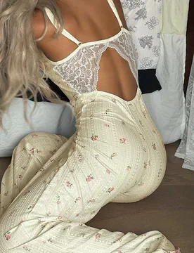 Pijama de una pieza con diseño de espalda descubierta y parches de encaje floral para mujer - Shein - FashionsVida