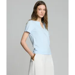 Camiseta de mujer con abertura en el escote manga corta