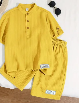 Conjunto informal de niño preadolescente con parte superior de media cremallera con cuello alto y parche, y pantalón corto, estilo coreano para vaca - Shein - FashionsVida