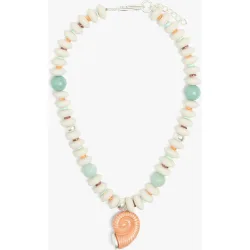 Collar corto con cuentas y concha decorativa