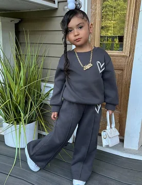 Conjunto de 2 piezas para niña joven con sudadera holgada con estampado de corazón y mariposas en punto, y suéteres de pierna ancha - Shein - FashionsVida