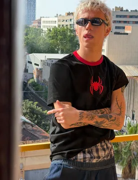 T-Shirt Contrastant Imprimé Spider-Man Xl Noir - Bershka - FashionsVida