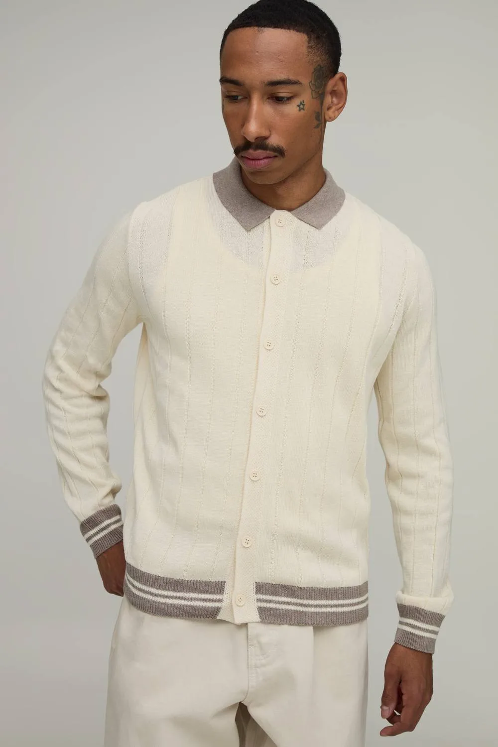 Herren Normal Geschnittenes Geripptes Strickhemd Ecru Größe Large - boohooMAN - FashionsVida