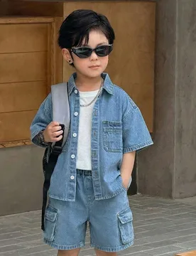 Set de 2 piezas de camisa de manga corta azul vaquero holgada y pantalones cortos cargo para niño pequeño - Shein - FashionsVida