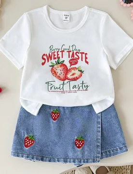 Conjunto de camiseta de manga corta con cuello redondo de moda casual con estampado de fresa y falda o pantalones de mezclilla lavada con bordado de f - Shein - FashionsVida