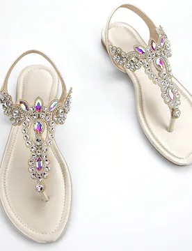 Sandalias planas cómodas con tira de tobillo de tela de satén metálico con decoración de rhinestones en color dorado, chanclas, atuendos de primav - Shein - FashionsVida