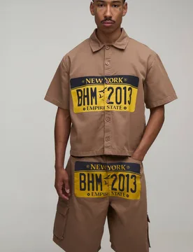 Herren Gewaschenes Twill-Hemd Mit Nummernschild-Grafik In Übergroßer Kastenförmiger Passform & Extra Langer Fallschirmjäger-Shorts Set Khaki Grö? - boohooMAN - FashionsVida