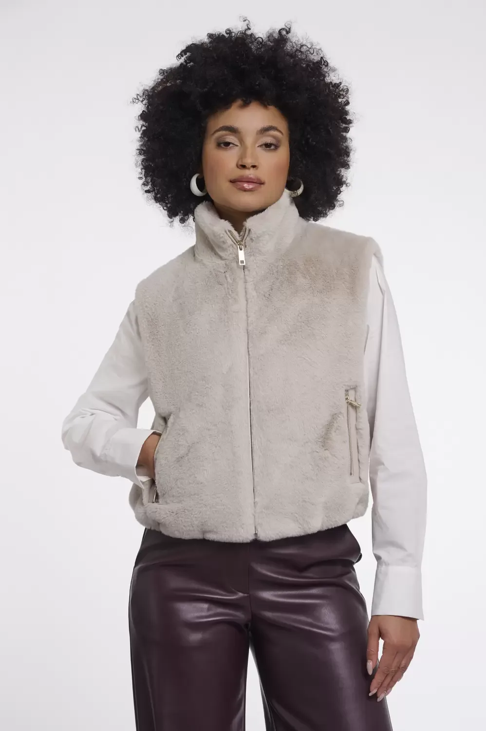 Nikki.7002611 female - 42 - FashionsVida