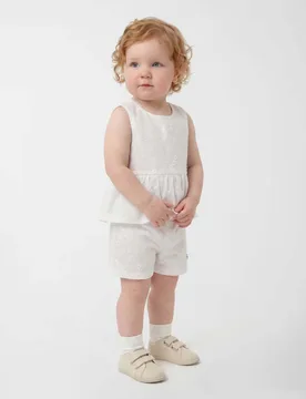 Completo canotta e short bianco in tessuto ricamato di puro cotone - Guess - FashionsVida