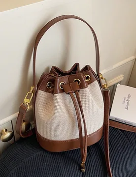 Bolso tipo cubo para mujer, bolso de hombro/cruzado casual de moda hecho de paja trenzada, con cierre de cordón, pequeño bolso de mano - Shein - FashionsVida