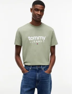 Camiseta de manga corta en color verde, con logo en el pecho y corte slim - Tommy Jeans - FashionsVida