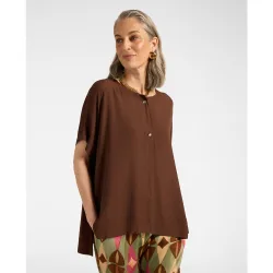 Camiseta de mujer mangas kimono con botones joya cierre frontal con botones dorados y aberturas laterales