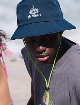 Cappello Bucket Pleasures X Stwd
