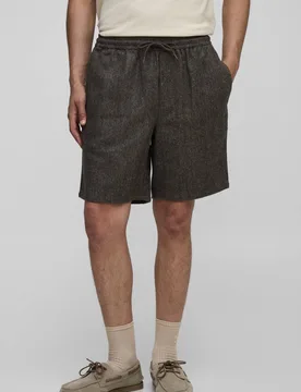 Herren Shorts mit elastischem Bund in entspannter Passform mit Fischgrätmuster Brown Größe 32 - boohooMAN - FashionsVida