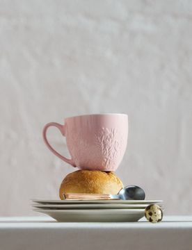 Tazza con motivo vegetale in rilievo - rosa pastello