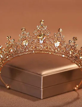 Una corona de aleación elegante y de moda, adecuada para que las mujeres la usen como accesorio para el cabello en una fiesta o boda, accesorio para - Shein - FashionsVida