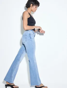 D74 Jeans-Schlaghose mit Schlitz HELLBLAUER DENIM-WASHED-LOOK 40 - Stradivarius - FashionsVida