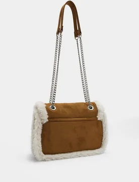 Bolso de hombro multiposición con bordes de pelito y cierre imantado - Parfois - FashionsVida