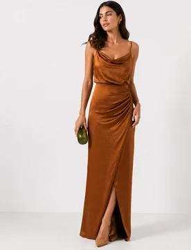 Vestido fade largo de satén con escote drapeado y falda cruzada - Veneno en la piel - FashionsVida