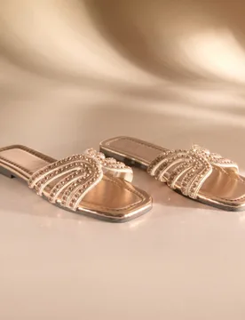Sandalias planas con punta cuadrada y adorno de diamantes de cristal para mujer, uso casual de playa y vacaciones, nuevos modelos de verano para boda - Shein - FashionsVida