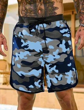 Pantalones cortos casuales de playa para hombre con estampado de camuflaje, bolsillos inclinados, cintura con cordón, para vacaciones y días festivo - Shein - FashionsVida