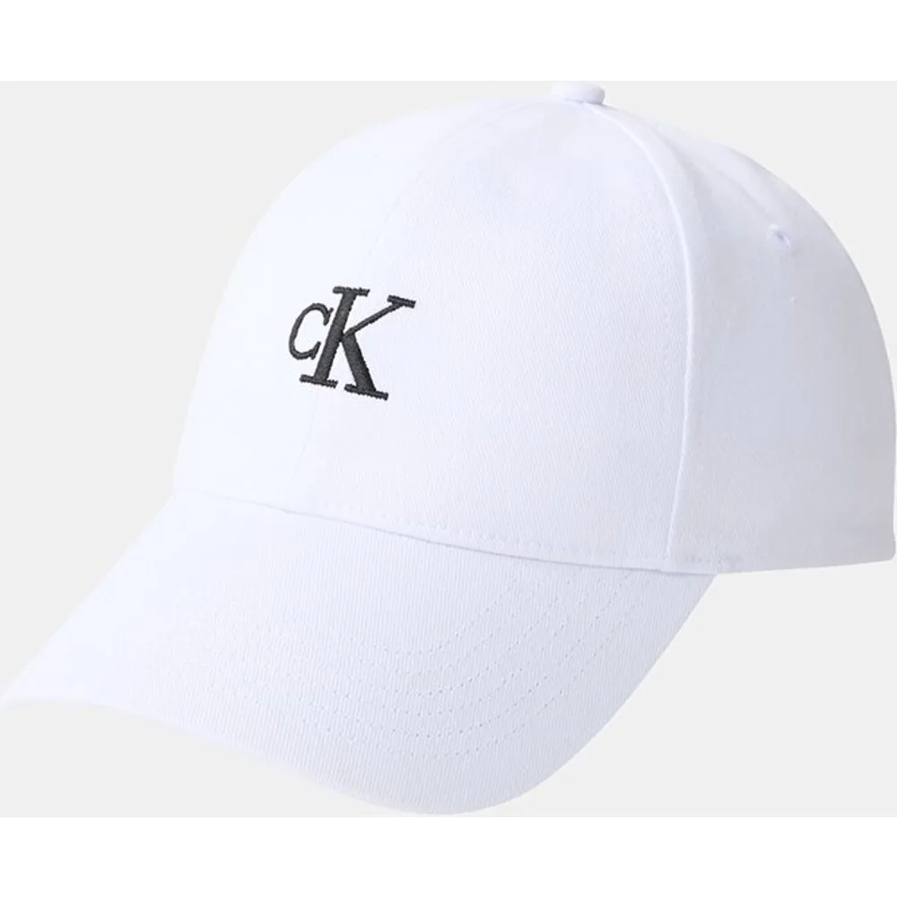 Gorra con logo bordado - Calvin Klein - FashionsVida